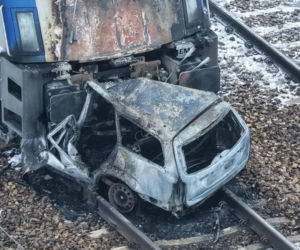 Pociąg i auto są w ogniu! Horror na przejeździe kolejowym pod Warszawą