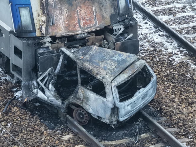 Pociąg i auto są w ogniu! Horror na przejeździe kolejowym pod Warszawą