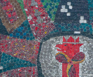 Niszczejąca mozaika na budynku w Stoczni Szczecińskiej