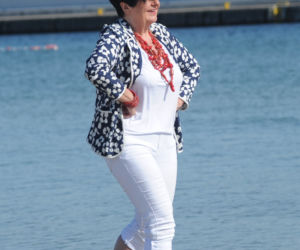 Senyszyn na plaży podrywa półnagich mężczyzn