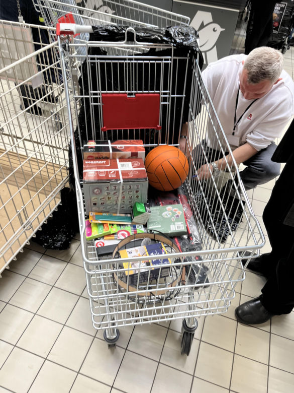 Tajemnicze wózki Auchan, to kupili klienci w Warszawie 