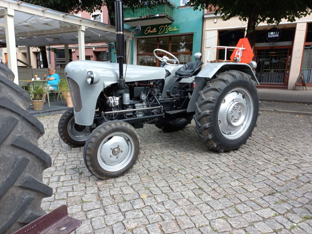 ​Zabytkowe traktory na rynku w Lesznie. Przedsmak festiwalu w Wilkowicach