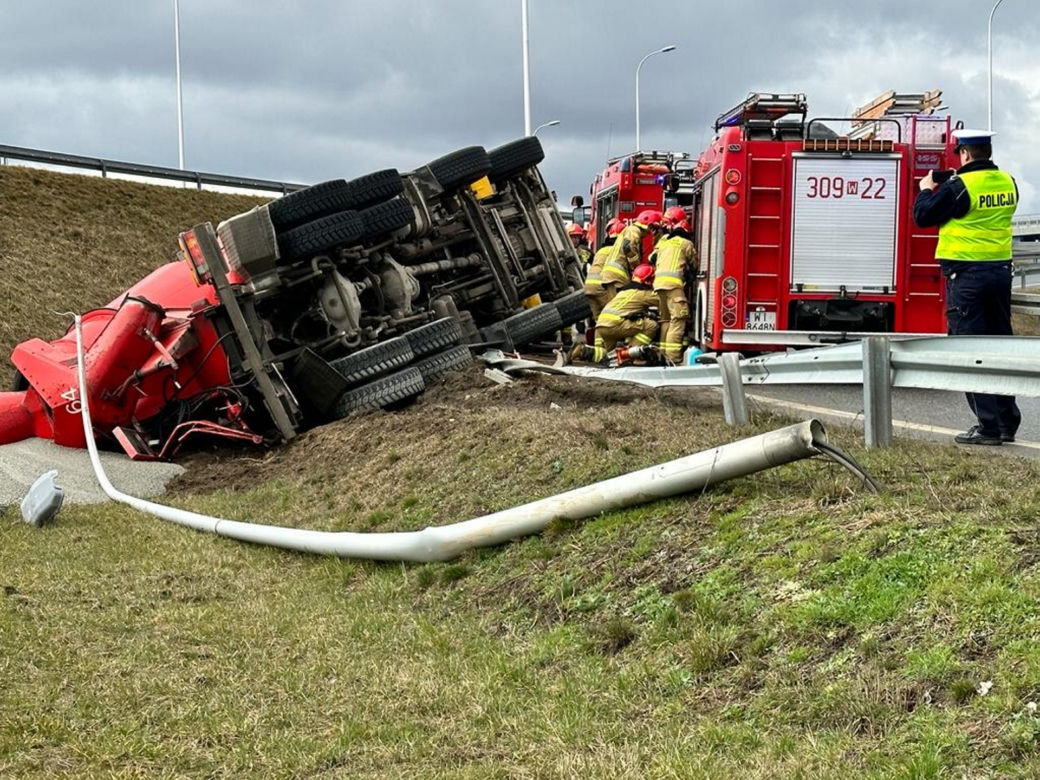 Kierowca zakleszczony w pojeździe, a na jezdni rozlany beton. Przerażająca kolizja przy węźle Opacz