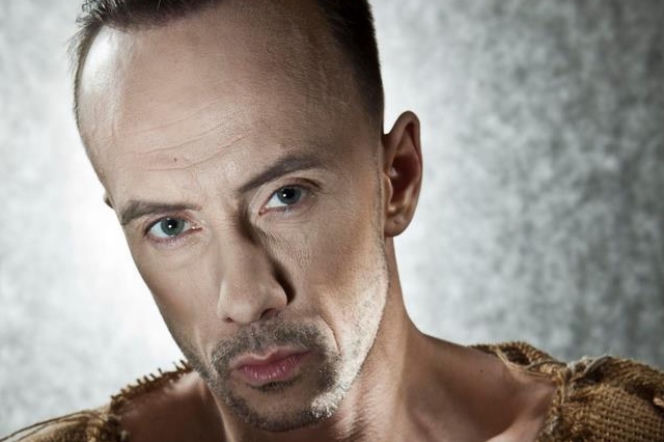 Adam Darski w worku pokutnym
