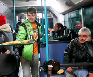 POMOC UBÓSTWO AUTOBUS JEDZENIE