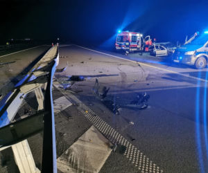 Chciał popełnić samobójstwo, uciekał przed policją, zginął. Wypadek pod Lesznem