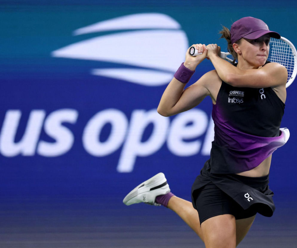 Iga Świątek wykonuje bekhend podczas US Open. O meczu Polki z Nadią Podoroską przeczytasz na SE Supersport.