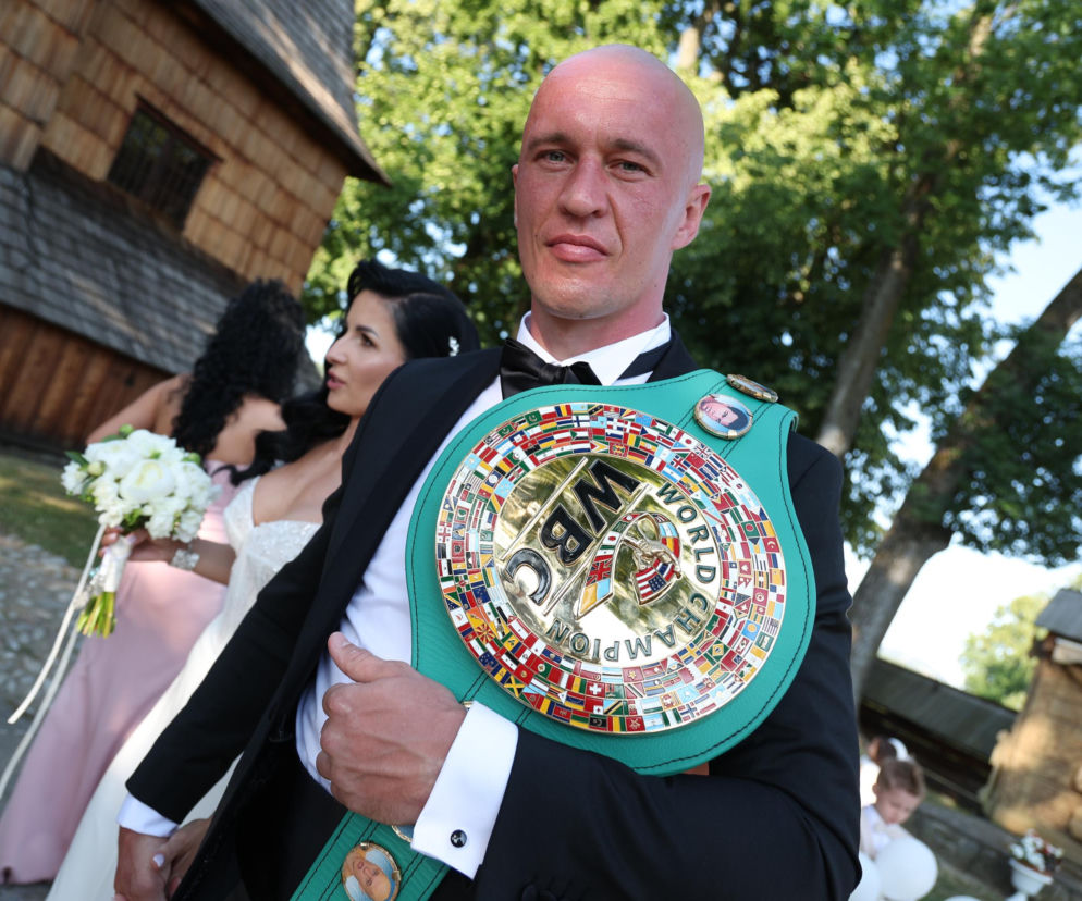 Bokser Michał Cieślak w garniturze z pasem mistrzowskim WBC. O jego karierze i planach przeczytasz na SE Supersport.