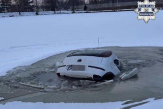 Wjechał autem na lód. Szokujący finał zabawy