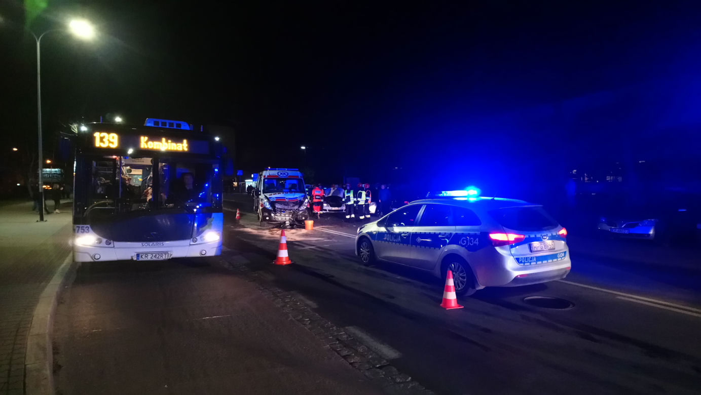 Poważny wypadek w Nowej Hucie. Karetka jadąca na sygnale zderzyła się z samochodem
