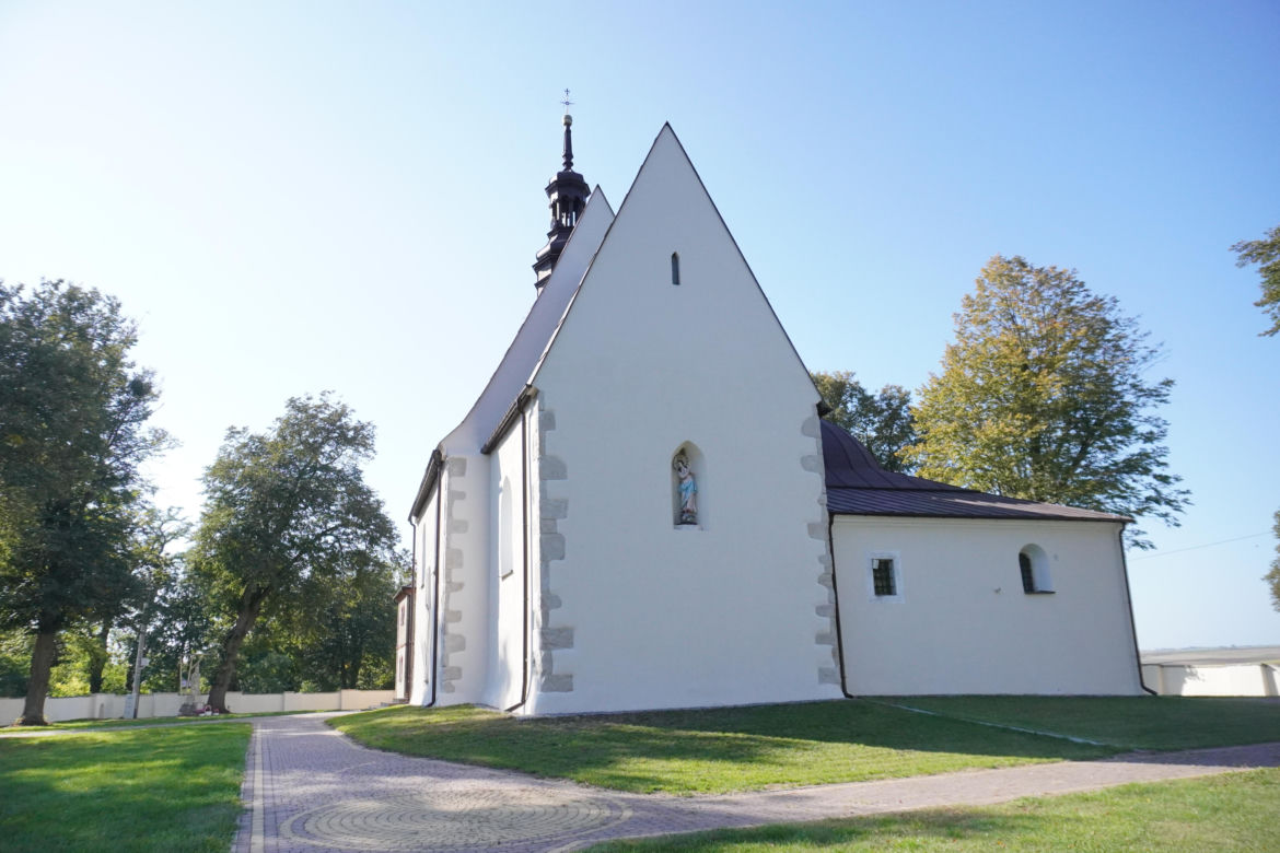 Ta mała wieś skrywa niezwykłą historię. Świątynia stoi tu od 1362 roku