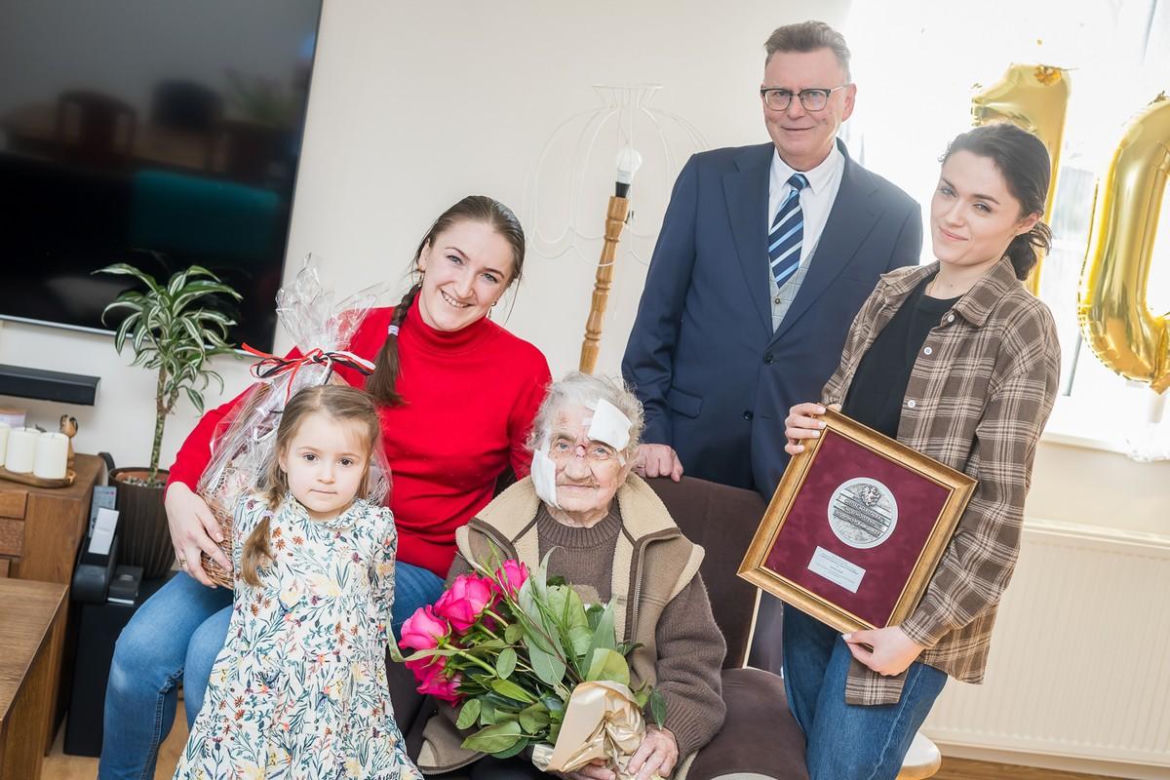 Setne urodziny niezłomnych bydgoszczanek! Pani Leokadia i pani Janina uhonorowane za swoje zasługi