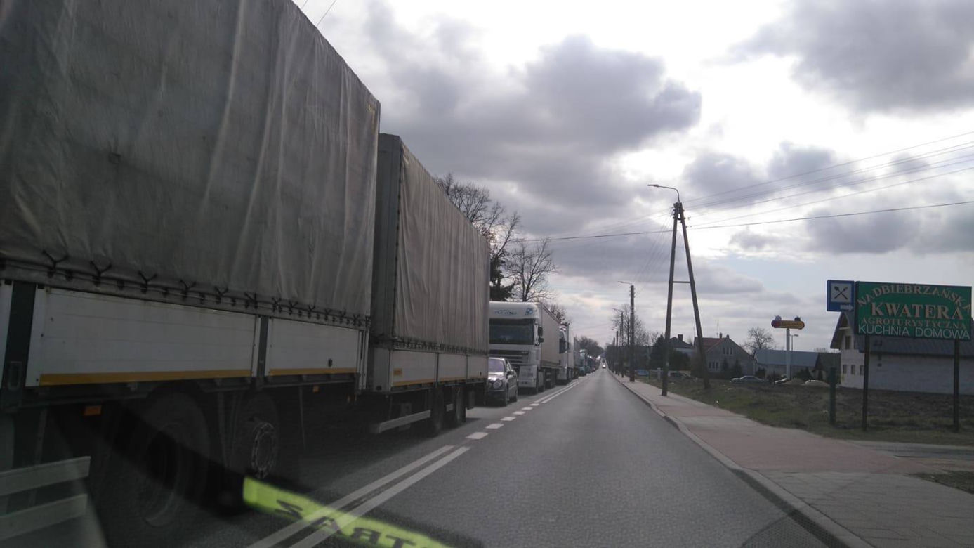 Ostrówek. Wypadek na DK 8. Zderzyły się 3 pojazdy. Dwie osoby ranne [ZDJĘCIA]