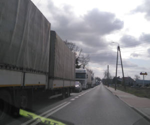 Ostrówek. Wypadek na DK 8. Zderzyły się 3 pojazdy. Dwie osoby ranne [ZDJĘCIA]