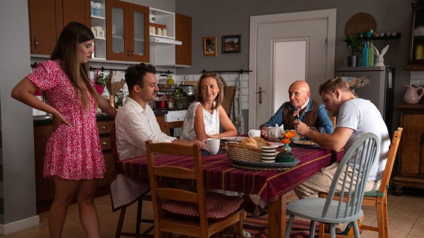 	Barwy szczęścia odc. 3109. Tolek (Marek Siudym), Asia (Anna Gzyra), Hubert (Marek Molak), Agata (Natalia Zambrzycka), Ignacy (Olaf Staszkiewicz)