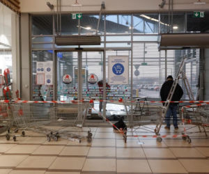Gdańsk: Autem STARANOWALI drzwi galerii handlowej. OKRADLI jubilera i uciekli