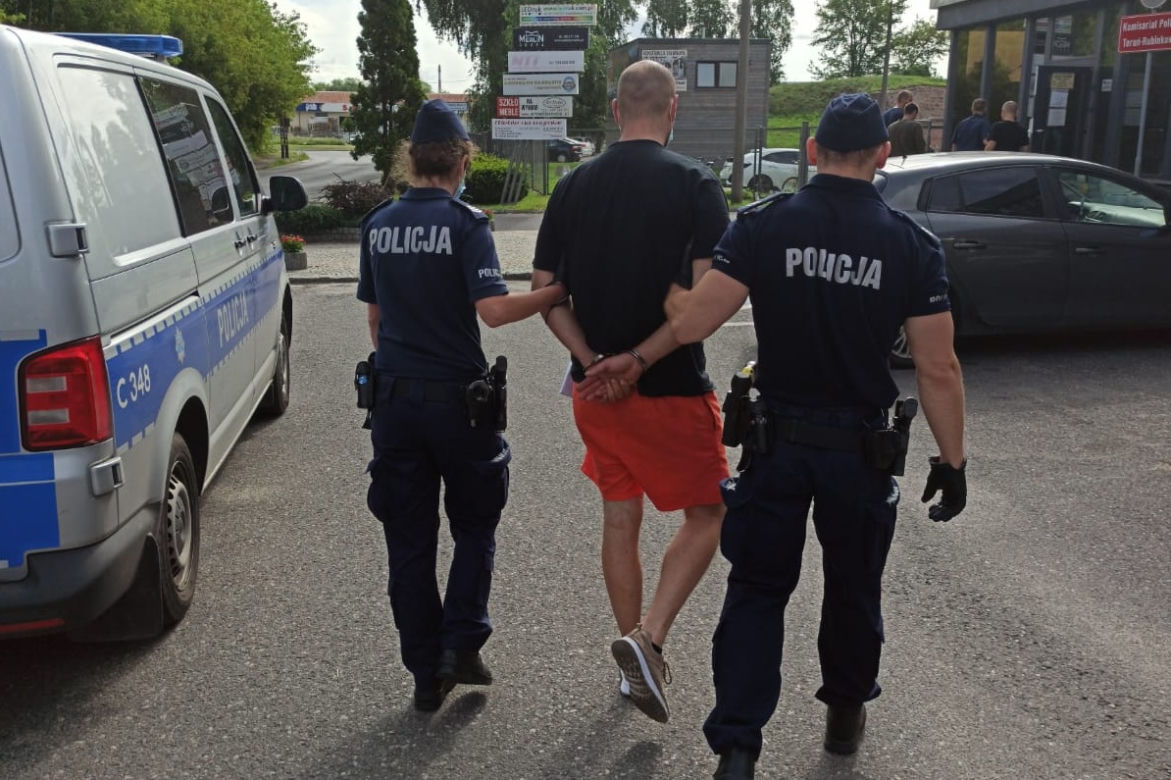 Akcja kryminalnych z Torunia w hotelu na terenie Lubicza Dolnego. Para przestępców zatrzymana