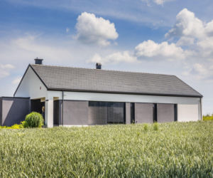 Minimalistyczny dach dwuspadowy - jaką dachówkę wybrać?