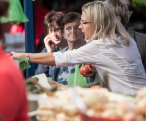 Małgorzata Wassermann na zakupach na bazarku w Krakowie