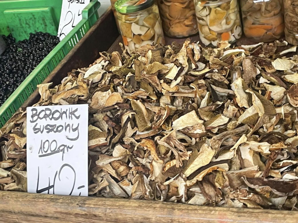Ceny grzybów w Krakowie. Suszone borowiki na Starym Kleparzu