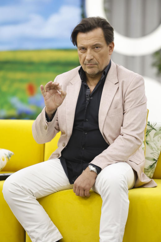 Zagrał czarny charakter w "M jak miłość", teraz zdjął buty w pociągu i zaczęła się "jazda". Nieźle oberwał