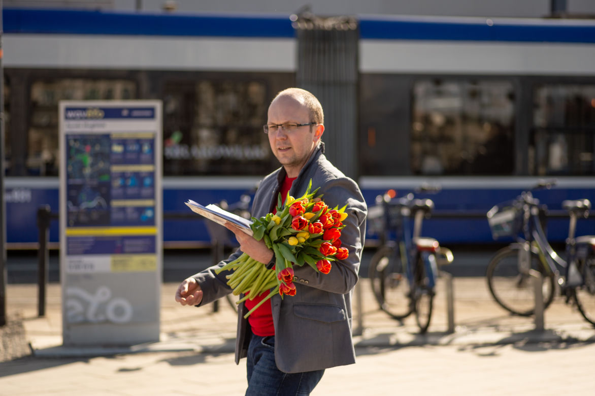 Tysiące krakowianek obdarowanych tulipanami na rondzie Mogilskim [ZDJĘCIA]