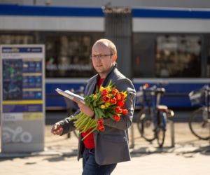 Tysiące krakowianek obdarowanych tulipanami na rondzie Mogilskim [ZDJĘCIA]