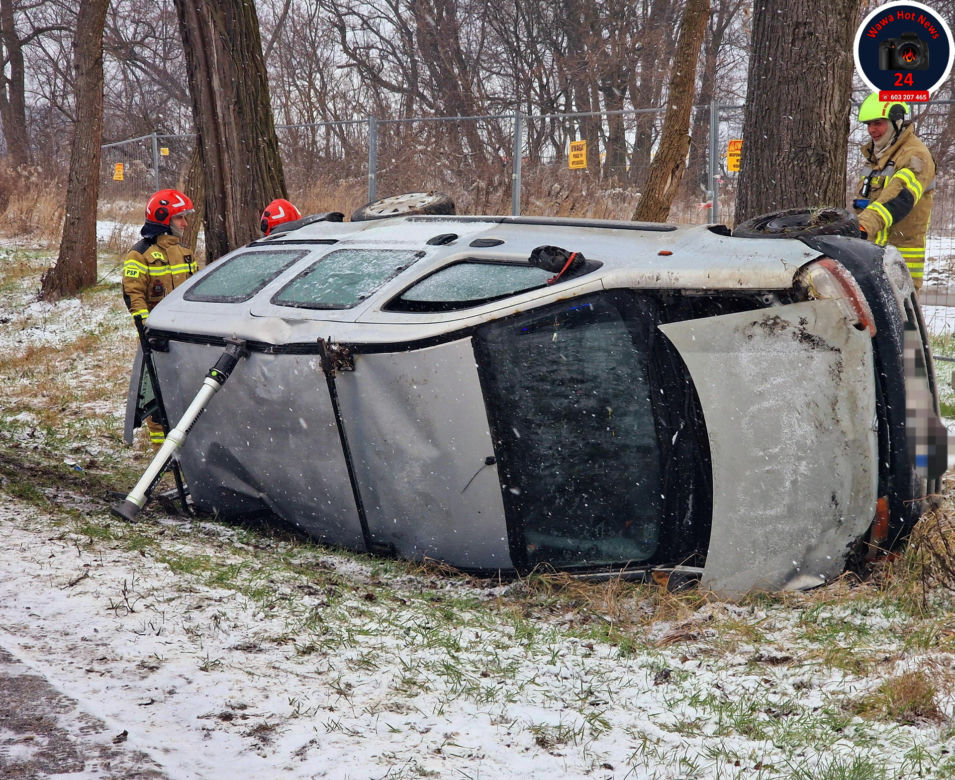Makabryczny wypadek pod Warszawą. Osobówka dachowała na łuku drogi. Jedna osoba ranna