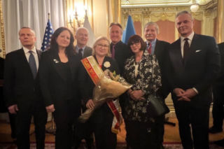 Szarfowanie Wielkiej Marszałek Parady Pułaskiego Iwony Korgi