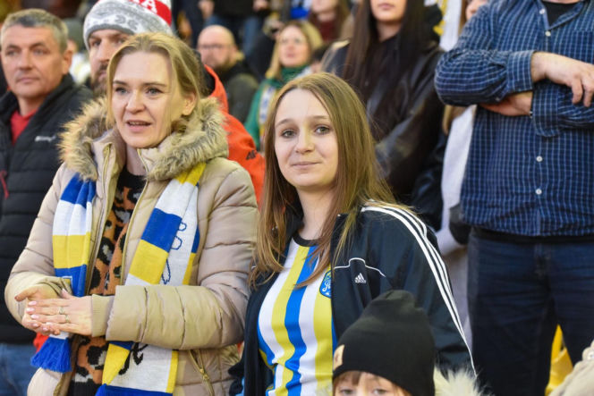 PRES Grupa Dewloperska Toruń - Abramczyk Polonia Bydgoszcz, zdjęcia kibiców i zawodników z pożegnania Adriana Miedzińskiego