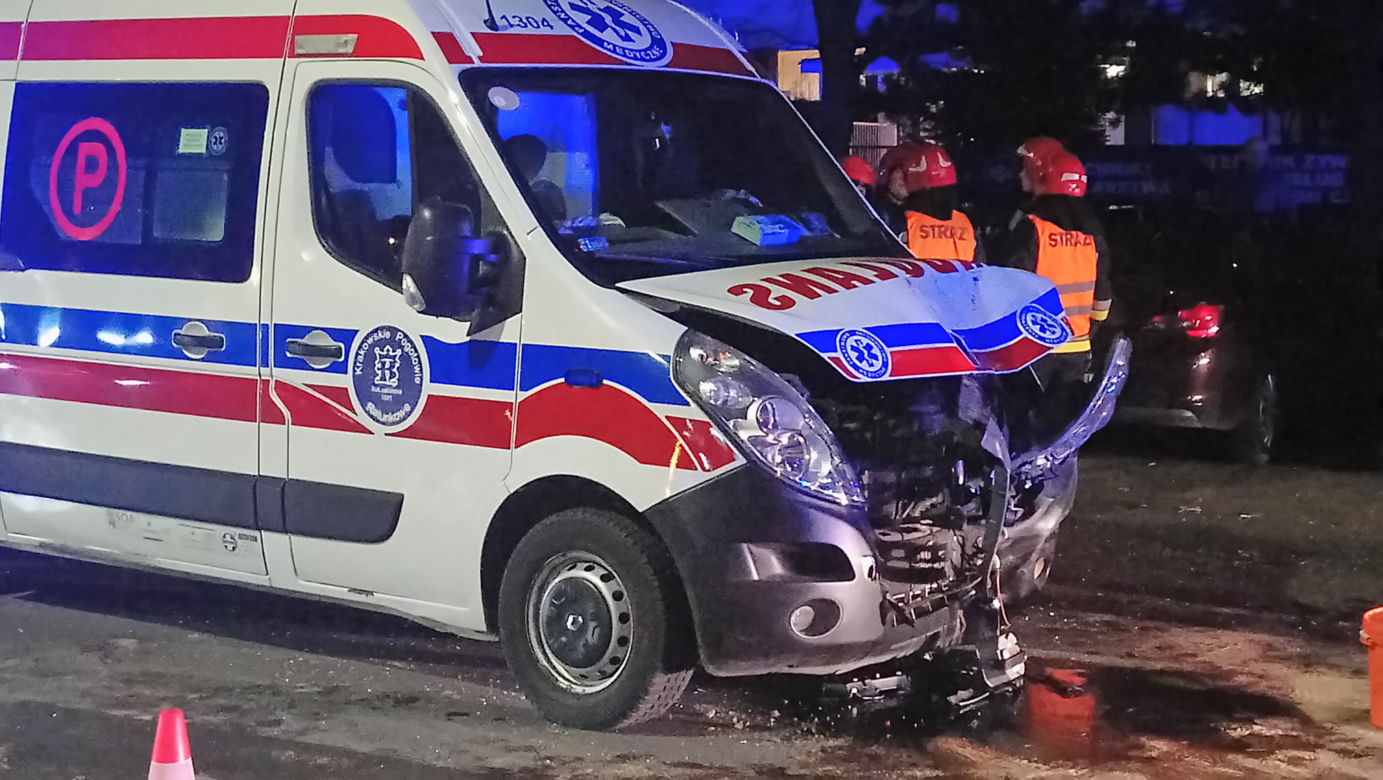 Poważny wypadek w Nowej Hucie. Karetka jadąca na sygnale zderzyła się z samochodem