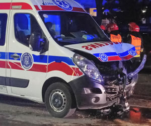 Poważny wypadek w Nowej Hucie. Karetka jadąca na sygnale zderzyła się z samochodem