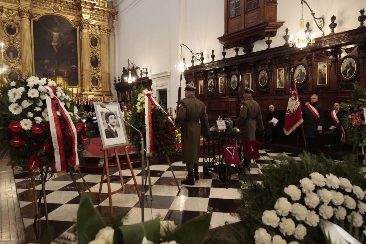 Wzruszające napisy na szarfach na pogrzebie Jerzego Połomskiego