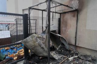 Łódź. Lodówka społeczna Caritasu spłonęła. Komuś bardzo przeszkadzała [FOTO]