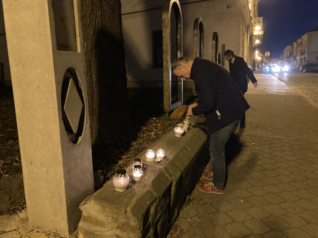 Listopadowe światło pamięci w Nowym Sączu na dawnym cmentarzu żydowskim przy ul. Piotra Skargi