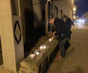 Listopadowe światło pamięci w Nowym Sączu na dawnym cmentarzu żydowskim przy ul. Piotra Skargi