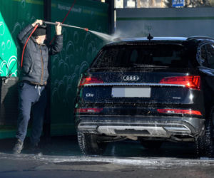 Robert Więckiewicz myje samochód