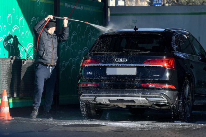 Robert Więckiewicz myje samochód