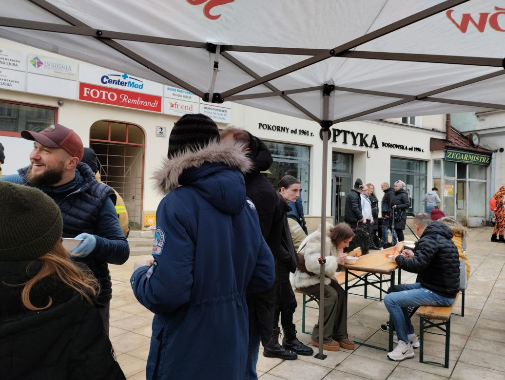 WOŚP 2024. Dziennikarze Radia ESKA rozgrzewają Tarnów pysznym żurkiem!