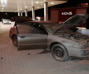 Audi paliło się na stacji benzynowej w Grudziądzu. Policjanci zapobiegli tragedii