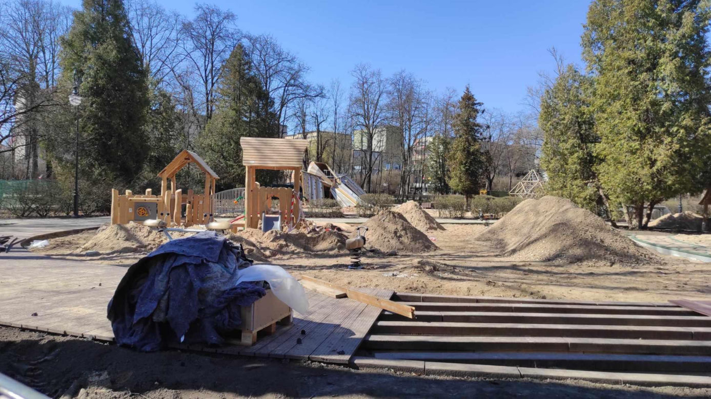 Dzieci będą miały nowe miejsce do zabawy. W Białymstoku powstaje piękny plac zabaw