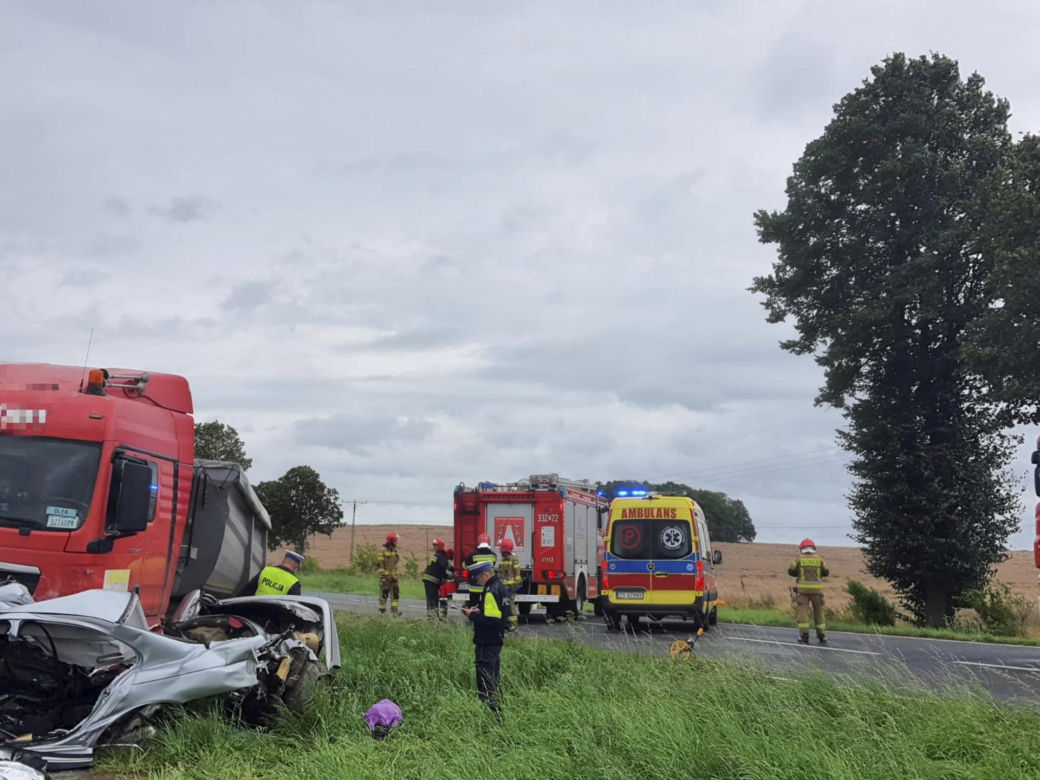 Smiertelny wypadek na trasie Bonin-Koszalin. Trzech nastolatkow z BMW zginelo w zderzeniu z tirem [ZDJECIA]