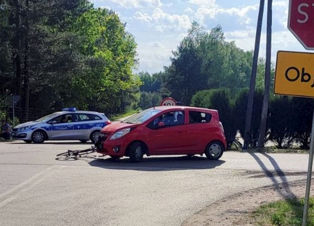 Dwa wypadki w odstępie kilku chwil! Kierowca przyglądał się zderzeniu BMW i opla i potrącił rowerzystę pod Ostrowią Mazowiecką [ZDJĘCIA]