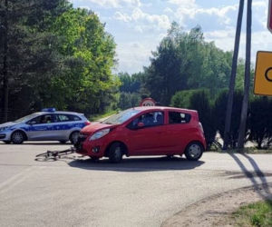 Dwa wypadki w odstępie kilku chwil! Kierowca przyglądał się zderzeniu BMW i opla i potrącił rowerzystę pod Ostrowią Mazowiecką [ZDJĘCIA]