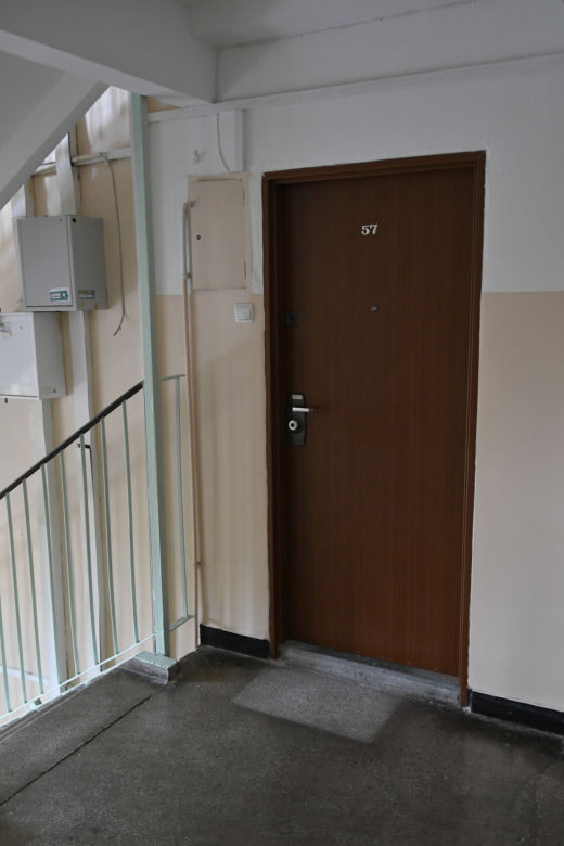 Warszawa. Mają usunąć z klatek wycieraczki, bo… stanowią zagrożenie pożarowe. „Niedługo każą wymontować nam drzwi, bo są z drewna!”