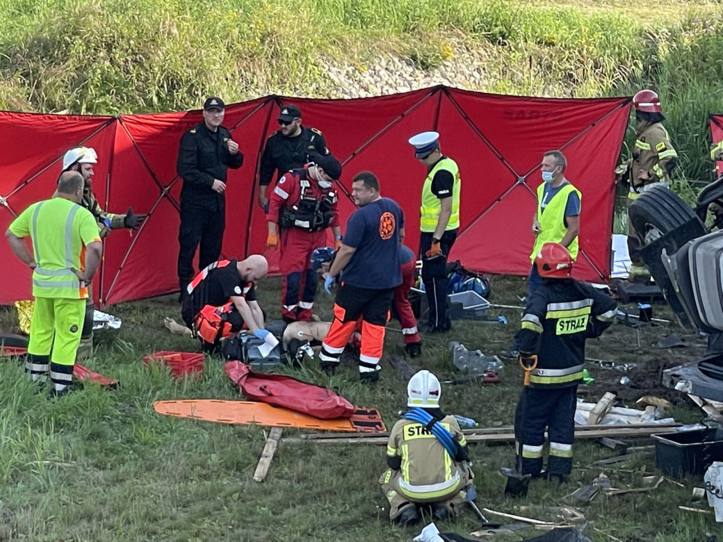 Ciężarowka spadła z wiaduktu na S8 pod Radzyminem