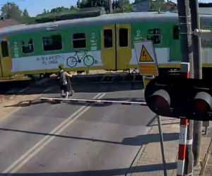 Na hulajnodze wjechał wprost pod nadjeżdżający pociąg. PKP publikuje szokujące nagranie z Mazowsza
