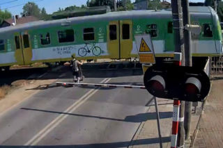 O włos od koszmaru na Mazowszu. Nastolatek na hulajnodze wjechał przed pociąg