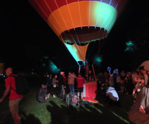 W dzień latały, nocą ziały ogniem. Nocny pokaz balonów w Nałęczowie 