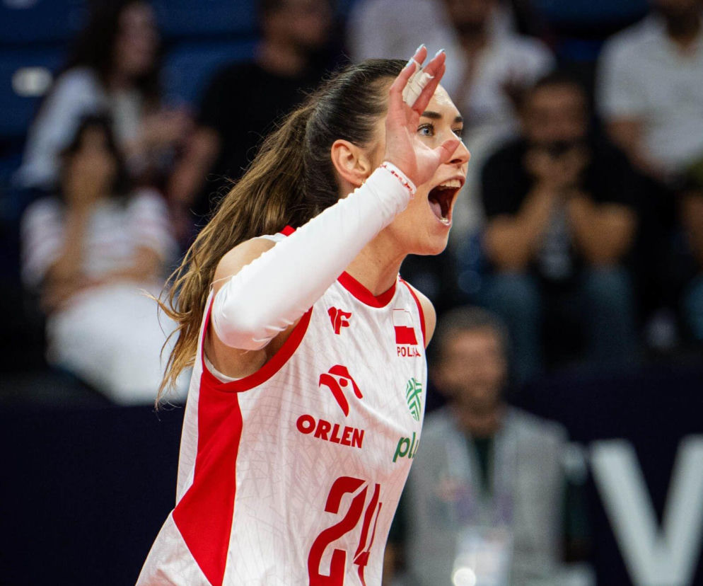 Siatkarka Paulina Damaske z otwartymi ustami cieszy się ze zdobycia punktu. O awansie Polek przeczytasz na SE Supersport.